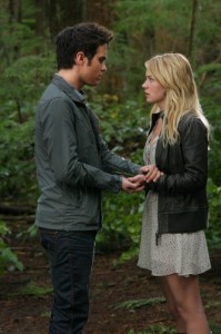 Thomas Dekker and Brittany Robertson in THE SECRET CIRCLE - Season 1 | ©2011 The CW/David Gray