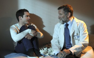 Elijah Wood and Robin Williams in WILFRED - Season 2 - "Progress" | ©2012 FX/Ray Mickshaw