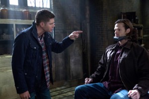 Dean (Jensen Ackles) tries to purge the angel from Sam (Jared Padalecki) on SUPERNATURAL "Road Trip" | © 2014 Jack Rowand/The CW
