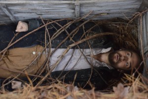 Ichabod Crane (Tom Mison) is caught in a bad situation in SLEEPY HOLLOW | © 2014 Brownie Harris/FOX