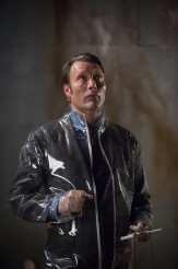 Mads Mikkelsen as Hannibal Lecter in HANNIBAL on NBC | © 2014 Brooke Palmer/NBC
