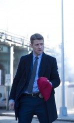 Gordon (Ben McKenzie) holds the red hood of the bank robbers in GOTHAM | © 2015 Jessica Miglio/FOX