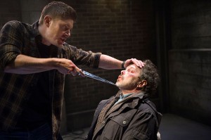 Dean (Jensen Ackles) tortures the angel Metatron (Curtis Armstrong) in SUPERNATURAL "The Hunter Games" | © 2015 Diyah Pera/The CW