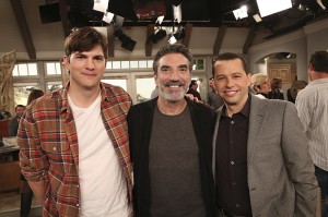 Creator Chuck Lorre poses with Jon Cryer and Ashton Kutcher on the finale of TWO AND HALF MEN | © 2015 Michael Yarish/CBS