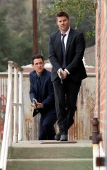 Booth (David Boreanaz) and Aubrey (John Boyd) approach the scene of a crime in BONES | © 2015 Jordin Althaus/FOX