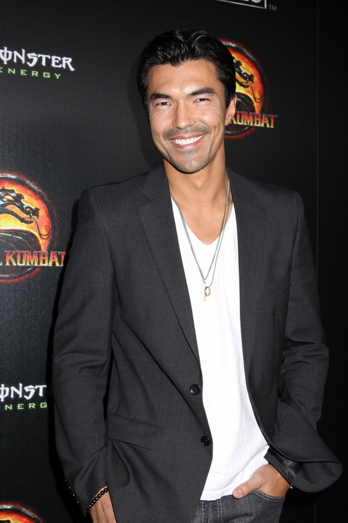 Ian Anthony Dale at the Warner Bros. unleashes MORTAL KOMBAT LEGACY