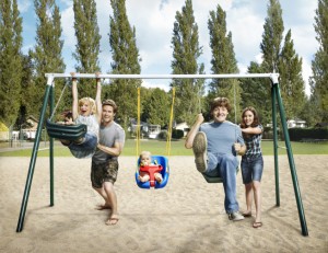 Martha Plimpton, Garret Dillahunt, Lucas Neff and Shannon Woodward in RAISING HOPE - Season 1 | ©2010 Fox/Matthias Clamer