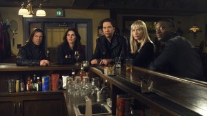 Timothy Hutton, Christian Kane, Aldis Hodge, Gina Bellman and Beth Riesgraf in LEVERAGE - Season 4 | ©2011 TNT/Erik Heinila