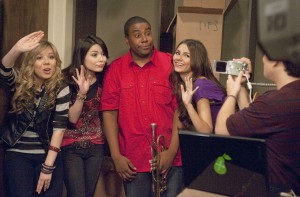 Miranda Cosgrove, Victoria Justice, Jennette McCurdy, Nathan Kress and Kenan Thompson in iCARLY - Season 4 - "iParty with Victorious" | ©2010 Viacom/Lisa Rose
