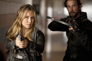 Sarah Carter and Noah Wyle in FALLING SKIES - Season 1 - "Silent Kill" | ©2011 TNT/Ken Woroner