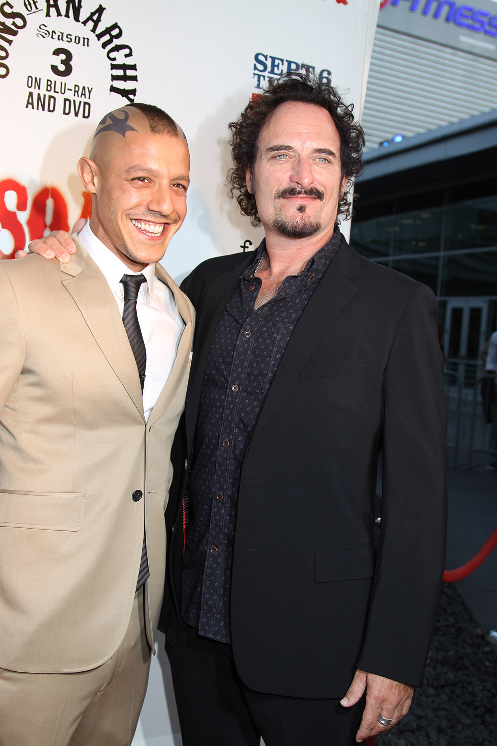 2011exclusive photos from sons of anarchy 4th season premiere screeningtheo rossi and kim coates