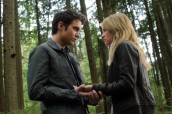 Thomas Dekker and Britt Robertson in THE SECRET CIRCLE - Season 1 - "Pilot" | ©2011 The CW Network/David Gray