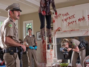 David Arquette checks out a crime scene in SCREAM 4 | ©2011 The Weinstein Company