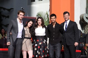 Robert Pattinson, Kristen Stewart, Stephenie Meyer, Taylor Lautner and JImmy Kimmel at the TWILIGHT TRIO HANDPRINT AND FOOTPRINT CEREMONY | ©2011 Sue Schneider