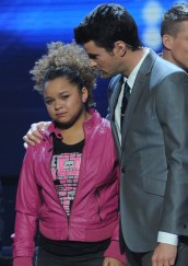 Rachel Crow (pictured here with host Steve Jones) is eliminated from THE X FACTOR - Season 1 - Top 5 week | ©2011 Fox/Ray Mickshaw