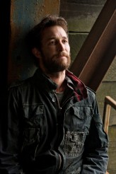 Noah Wyle as Tom Mason in FALLING SKIES "World's Apart" | © 2012 James Dittiger/TNT