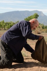 Mike (Jonathan Banks) dumps his weapons in BREAKING BAD "Say My Name" | (c) 2012 Ursula Coyote/AMC