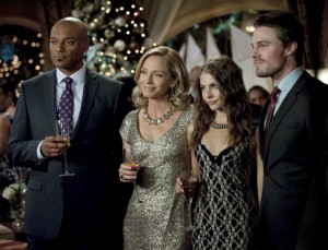Colin Salon, Susanna Thompson, Willa Holland and Stephen Amell in ARROW - Season 1 - "Year's End" | ©2012 The CW/Cate Cameron