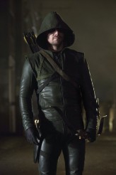 Stephen Amell as The Arrow in "Trust But Verify" | (c) 2013 Jack Rowand/The CW
