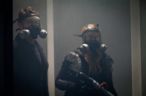FRINGE: Peter (Josh Jackson, L) and Olivia (Anna Torv, R) prepare for the final battle in FRINGE "An Enemy of Fate" | (c) 2013 Liane Hentscher/FOX FRINGE: Peter (Josh Jackson, L) and Olivia (Anna Torv, R) prepare for the final battle in FRINGE "An Enemy of Fate" | (c) 2013 Liane Hentscher/FOX