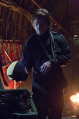 Stephen Amell as Oliver Queen in ARROW "Betryal" | (c) 2013 Jack Rowand/The CW