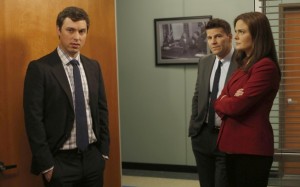 John Francis Daley, David Boreanaz, Emily Deschanel in BONES - Season 8 - "The Friend in Need" | ©2013 Fox/John Johnson