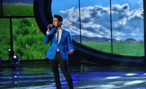 Lazaro Arbos performs on AMERICAN IDOL | (c) 2013 Ray Mickshaw/Fox
