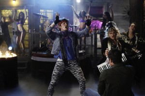 Lucas Neff Martha Plimpton and Gregg Binkley in RAISING HOPE - Season 3 | ©2013 Fox/Beth Dubber