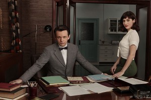 Michael Sheen and Lizzy Caplan in MASTERS OF SEX | ©2013 Showtime/Craig Blankenhorn