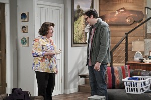 Margo Martindale as Carol Miller and Nelson Franklin as Adam in THE MILLERS | © 2014 Sonja Flemming/CBS