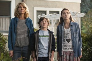  Jenna Elfman as Joyce, Eli Baker as Henry, Ava Deluca-Verley as Katie in GROWING UP FISHER - Season 1 | ©2014 NBC/Colleen Hayes