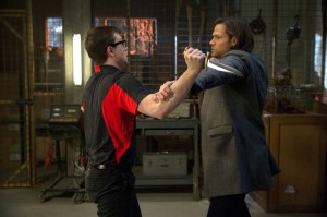 Sam (Jared Padalecki) fights off an angel in SUPERNATURAL "Captives" | © 2014 Jack Rowand/The CW