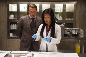 Mads Mikkelsen as Dr. Hannibal Lecter, Hettienne Park as Beverly Katz in HANNIBAL | © 2014 Brooke Palmer/NBC