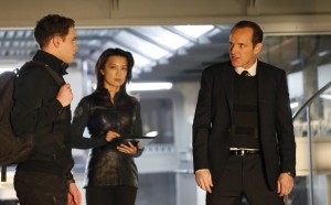 Coulson (Clark Gregg), May (Ming-Na Wen) and Fitz (Iain de Caestecker) plan to save Skye (Chloe Bennet) on MARVELS AGENTS OF SHIELD | © 2014 ABC/Kelsey McNeal