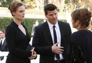 Brennan (Emily Deschanel, L) and Booth (David Boreanaz, R) in BONES - Season 9 - "The Turn in the Urn" | ©2014 Fox/Patrick McElhenney