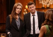 Brennan (Emily Deschanel, L) and Booth (David Boreanaz, R) in BONES - Season 9 - "The Turn in the Urn" | ©2014 Fox/Patrick McElhenney