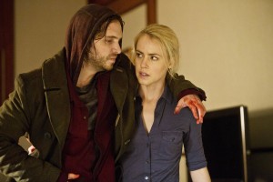 Cole (Aaron Stanford) and Railly (Amanda Schull) try to stop the virus from being unleashed in 12 MONKEYS "Splinter" | © 2015 Alicia Gbur/Syfy