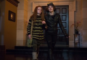 Selina Kyle (Camren Bicondova) shows Ivy (Clare Foley) the high brow apartment of Barbara Kean in GOTHAM "Rogues' Gallery" | © 2015 Jessica Miglio/FOX