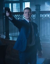 James Gordon (Ben McKenzie) fights Jack Gruber in GOTHAM | © 2015 Jessica Miglio/FOX