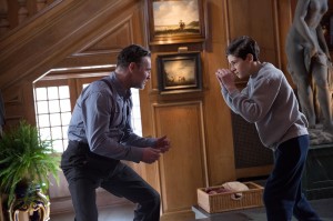 Alfred's old friend Reggie (guest star David O'Hara) gives Bruce (David Mazouz) a fighting lesson in GOTHAM "Red Hood" | © 2015 Jessica Miglio/FOX