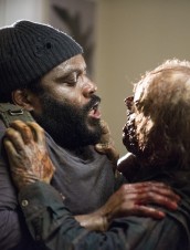 Tyreese (Chad Coleman) fights off a zombie in THE WALKING DEAD | © 2015 Gene Page/AMC