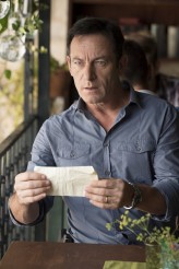 Jason Isaacs stars as Peter Connelly in DIG | © 2015 Virginia Sherwood/USA Network