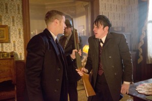 Gordon (Ben McKenzie), Bullock (Donal Logue) and Cobblepot (Robin Lord Taylor) find themselves in a dangerous situation in GOTHAM "Everyone Has a Cobblepot" | © 2015 Jessica Miglio/FOX