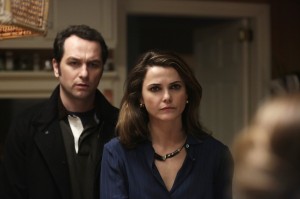 Matthew Rhys stars as Philip Jennings and Keri Russell as Elizabeth Jennings in THE AMERICANS | © 2015 Patrick Harbon/FX