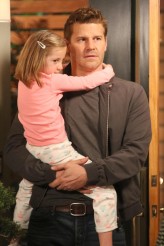 Booth (David Boreanaz) tries to make amends with Brennan in BONES | © 2015 Patrick McElhenney/FOX