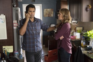 Cliff Curtis as Travis and Kim Dickens as Madison in FEAR THE WALKING DEAD "Pilot" episode | © 2015 Justin Lubin/AMC