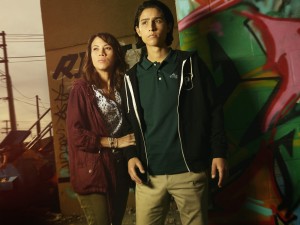 Elizabeth Rodriguez as Liza and Lorenzo James Henrie as Chris in FEAR THE WALKING DEAD - Season 1 | ©2015 AMC/Frank Ockenfels