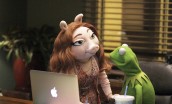 Denise and Kermit the Frog in THE MUPPETS - Season 1 | ©2015 ABC/Andrea McCallin