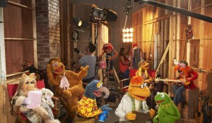Miss Piggy, Pepe The King Prawn, Fozzie Bear, The Great Gonzo, Animal, Janice, Kermit the Frog and Floyd Pepper in THE MUPPETS - Season 1 | ©2015 ABC/Bob D'Amico