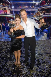 Bindi Irwin and Derek Hough take home the prize on DANCING WITH THE STARS - Season 21 finale | ©2015 ABC/Adam Taylor